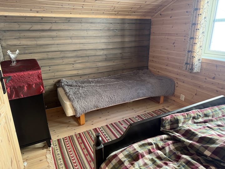 أحد الأسرّة الفردية في غرف النوم في الطابق الثاني.