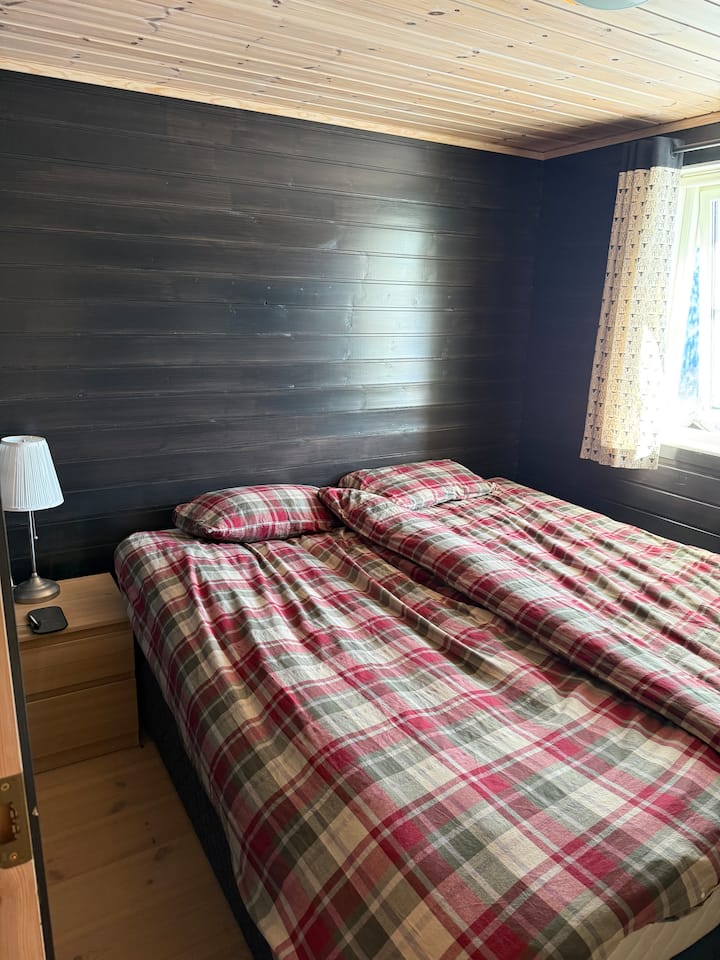 غرفة نوم رئيسية بسرير مزدوج ناعم.