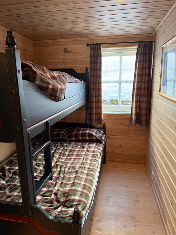 غرفة نوم بسرير بطابقين. تتسع لنوم شخصين في الطابق السفلي وواحد في الطابق العلوي