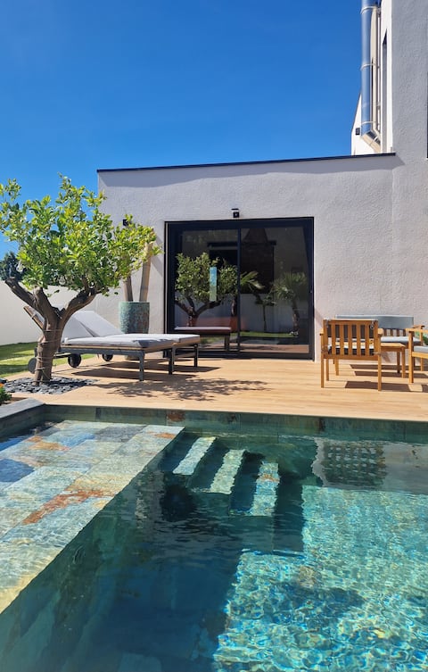 2 Bedrooms + Bathroom + Private Parking/Airport Shuttle