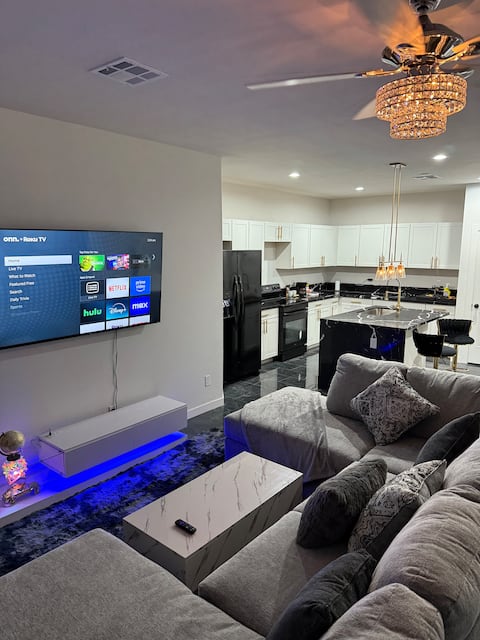 Luxury Modern 3BR Beds Sleeps 8 Entire house