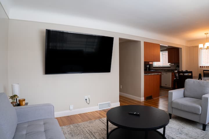 Cozy Downtown Dearborn Retreat - Dearborn, MI