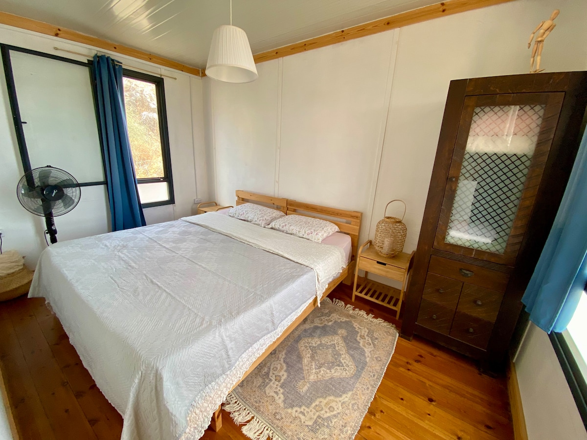 Spavaća soba s bračnim krevetom (širine 180 – 200 cm) (10,57 m2)