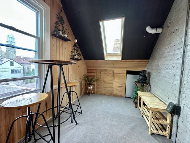 Skylit Penthouse | Luxe Rain Shower, Church View gallery image 4