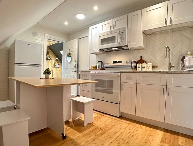 Skylit Penthouse | Luxe Rain Shower, Church View gallery image 3