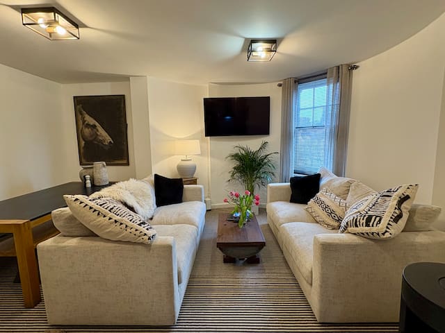 Stylish flat in central Bristol gallery image 2