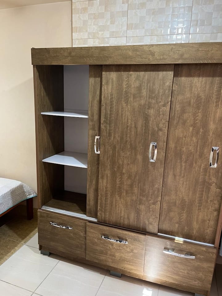 krevat dopio dhe gardërobë