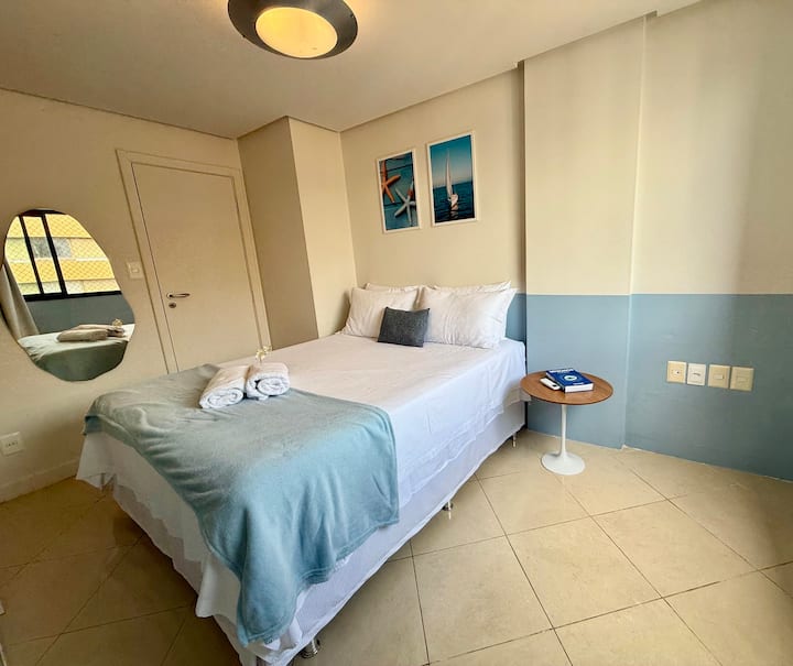 Apartman 01 Blue
- bračna soba (Queen Bedroom)
- Ormar
- Klimatizirano
– U stanu postoji prostor za prijenosni krevetić.
- Banheiro
- Krevet i kupaonica