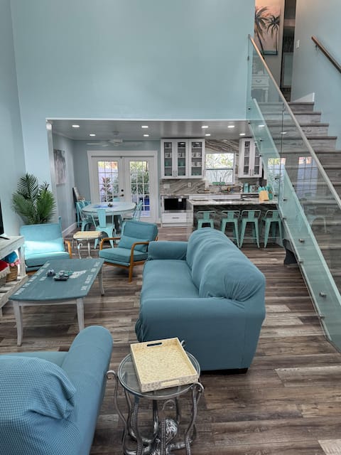 Popular Airbnb listing: Coastal Townhome Sleeps 10 Pets Welcome in New Smyrna Beach