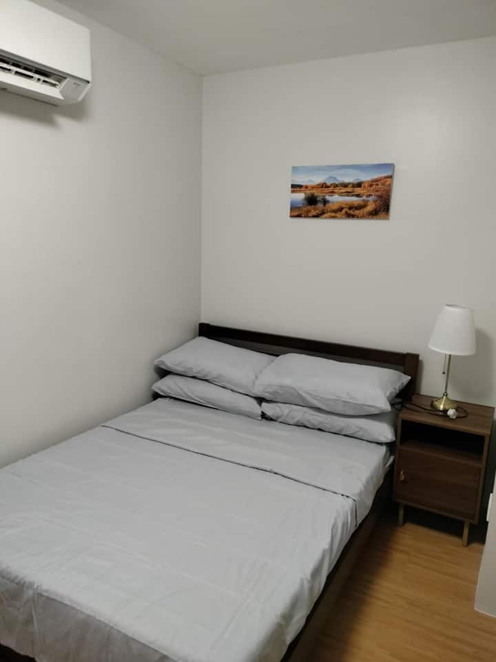 Cama doble para dormir
Mesa auxiliar y pantalla de lámpara