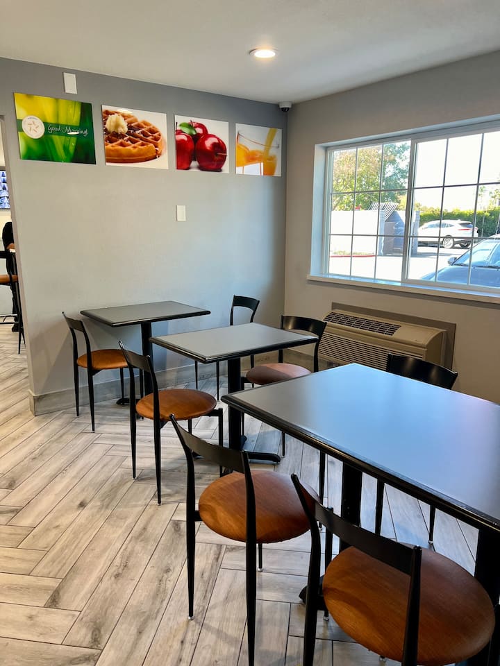 2 Qq Beds - Free Breakfast Included - Tracy, CA