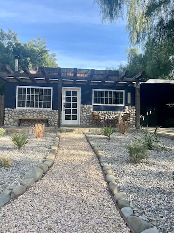 Stunning retreat w/ infrared sauna on trails