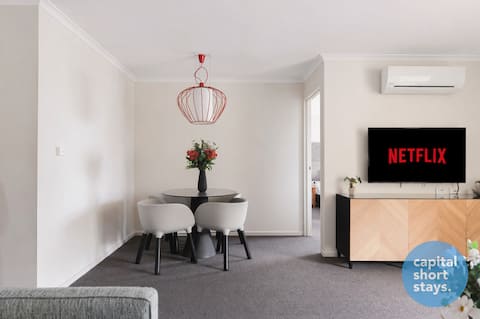 King Bed | Inner City | Walk to Mall | Parking