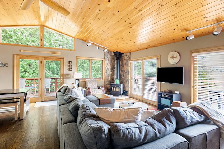Relaxing Year-Round Lakefront Retreat!