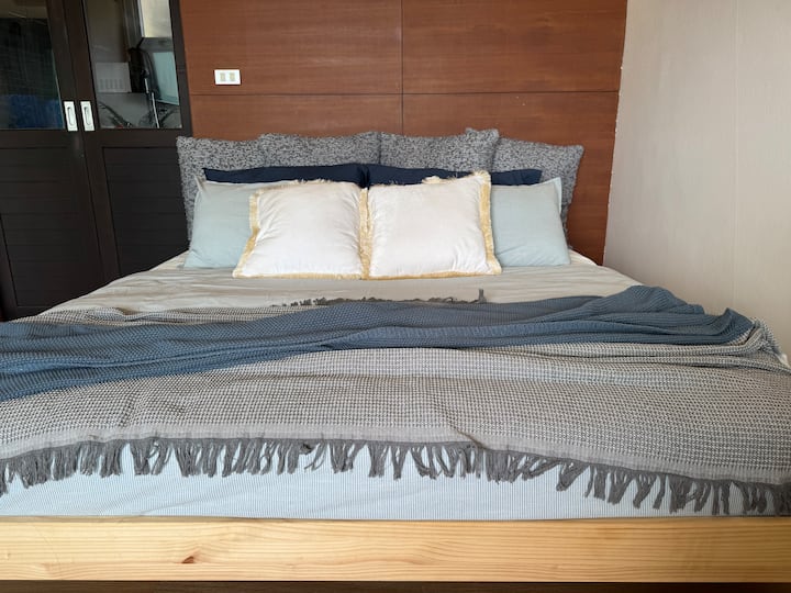 Голямо двойно легло с качествено спално бельо и възглавници, за да се осигури спокоен нощен сън.