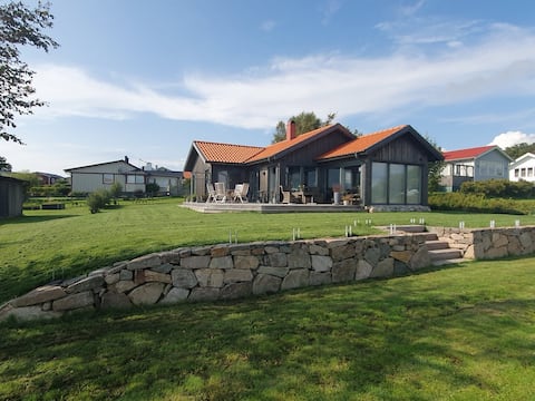 Bright Summer Retreat – 15 min from Varberg