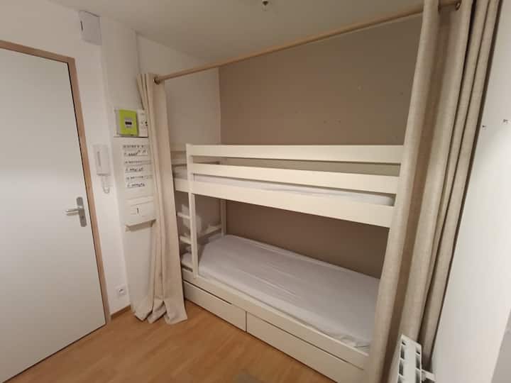 Შესასვლელი ორსართულიანი საწოლებით