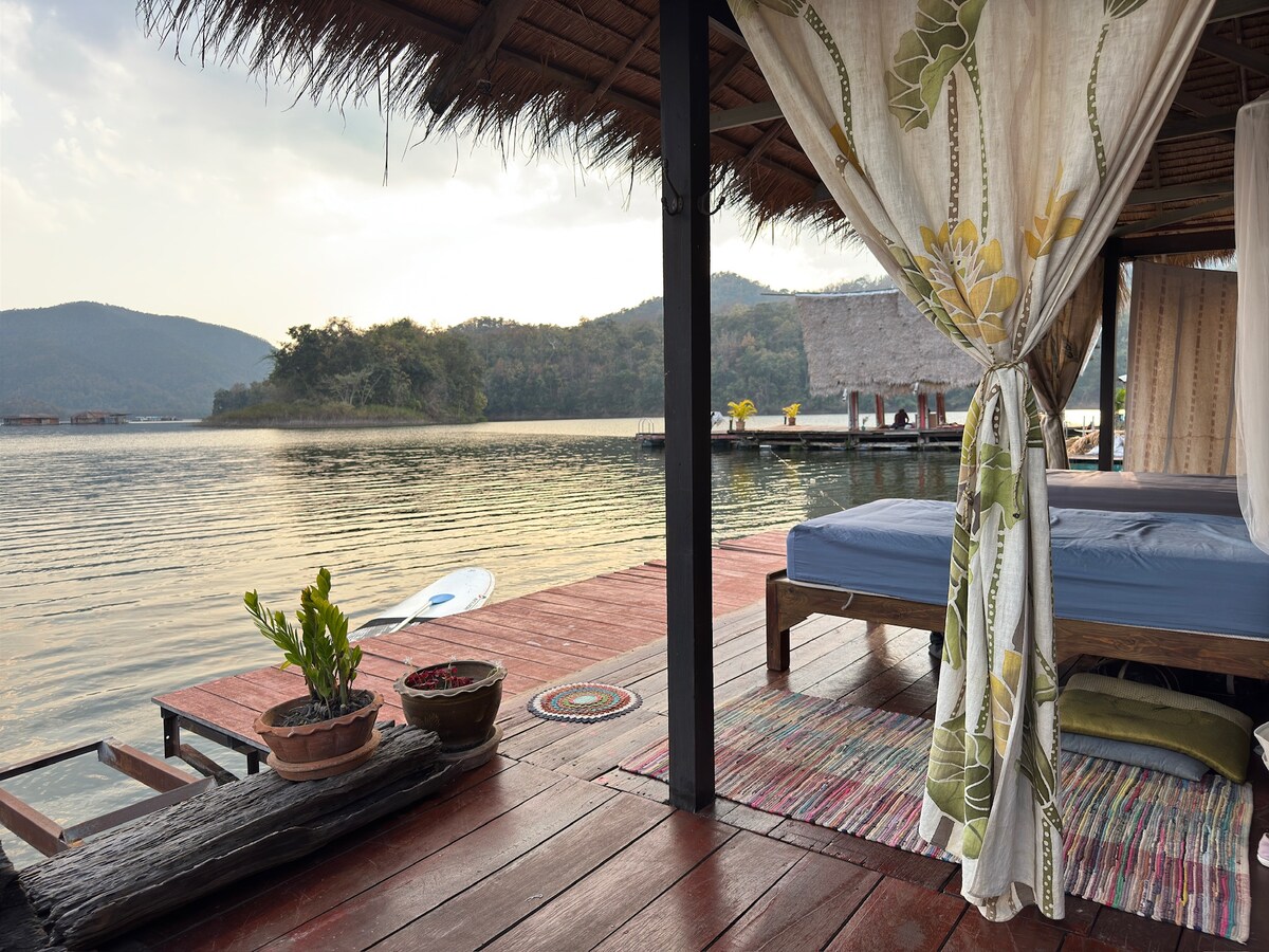 Събудете се с нежните звуци на водата и спиращите дъха гледки към езерото