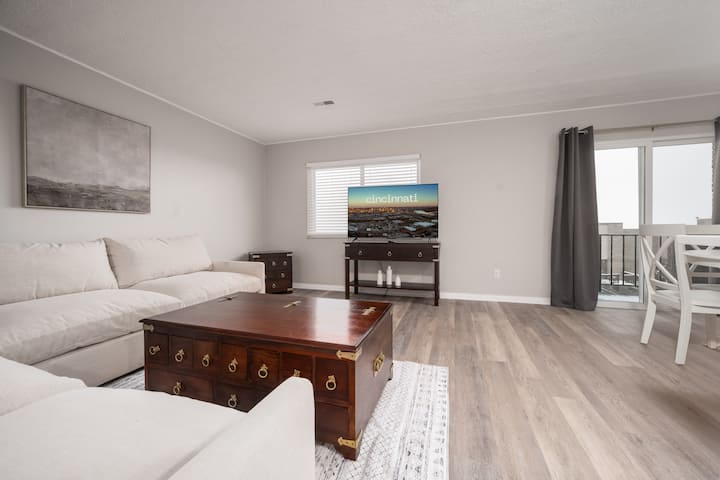 Modern 3br Condo | Downtown Views | Private Deck - Cincinnati
