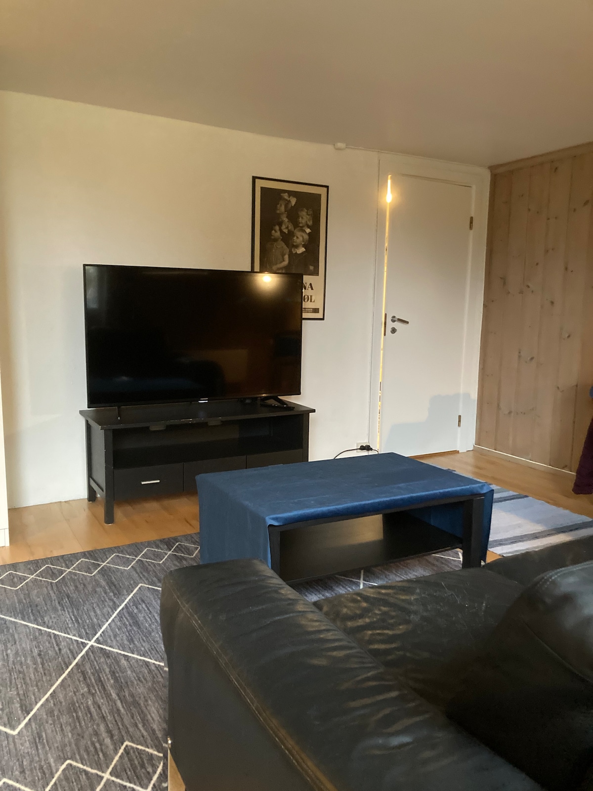 Sofa ya ngozi na televisheni iliyo na Netflix imeingia na Google chrome ili uweze kutiririsha maudhui kutoka kwenye simu yako 