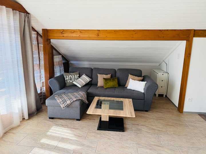 Гъвкавост: висококачествен разтегателен диван за допълнителни гости.