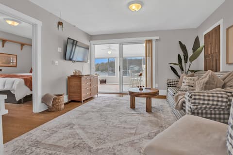 Portage Lakes Retreat - 3 BR Lakefront w/ hot tub
