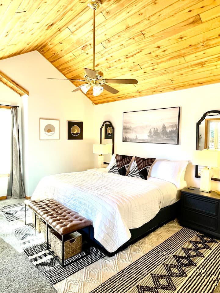 Chambre parentale confortable et très confortable. Lit King Size, télévision et patio privé. Relié à la salle de bain principale