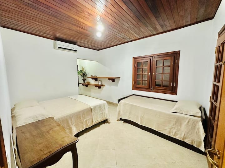 Აპარტამენტი 2 
Კამა-კასალი
2 ერთადგილიანი საწოლი 
Ექსკლუზიური სააბაზანო (აპარტამენტი)