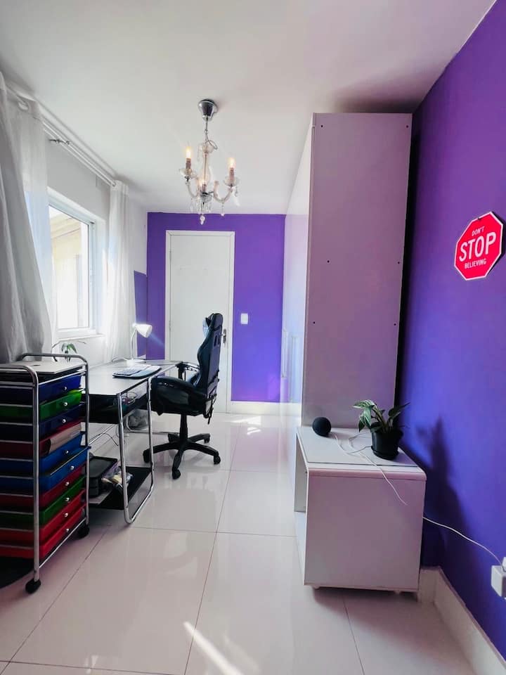 Chambre avec un bureau, de nombreux placards et un lit gigogne avec 3 options (lit double, queen size ou deux lits séparés).