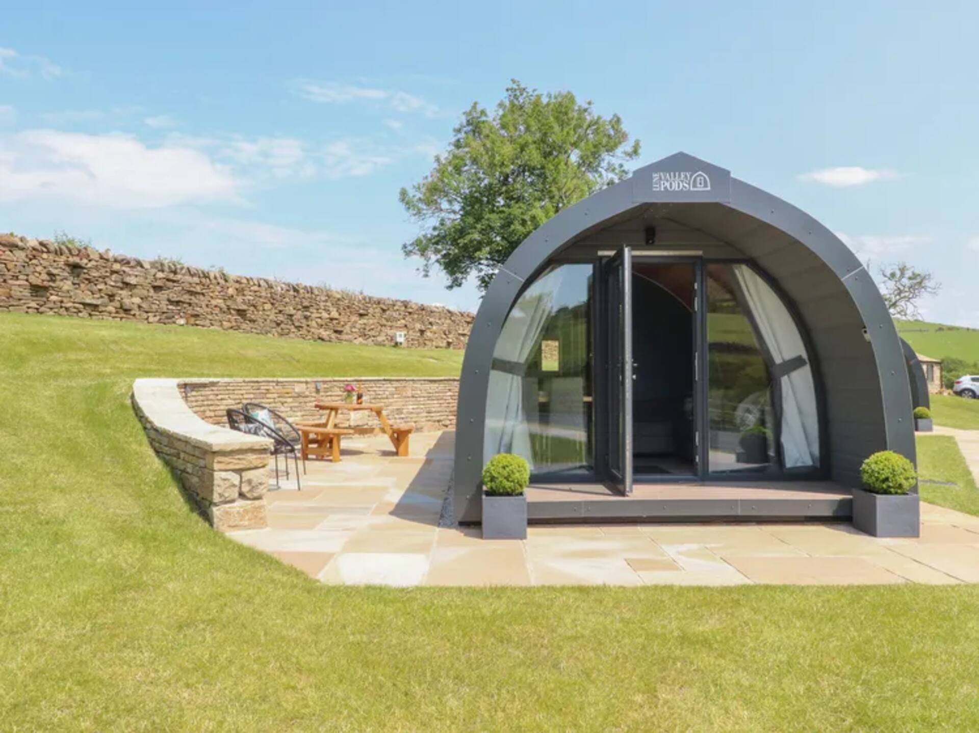 Glamping - Black Moss Pod