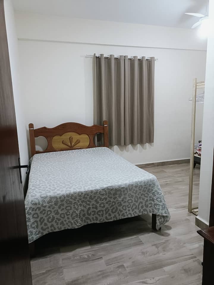 סוויטה עם ספה נפתחת אחת, ארון בגדים פתוח עם מתלה בגדים, מאוורר תקרה, מיזוג אוויר ומייבש שיער.
התמונות של חדר הרחצה המלא 1 הן מהסוויטה