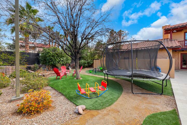 5-STARS 6BR 3.5 BTH BIG YARD Pool & Hot Tub gallery image 2