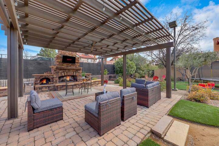 5-STARS 6BR 3.5 BTH BIG YARD Pool & Hot Tub gallery image 5