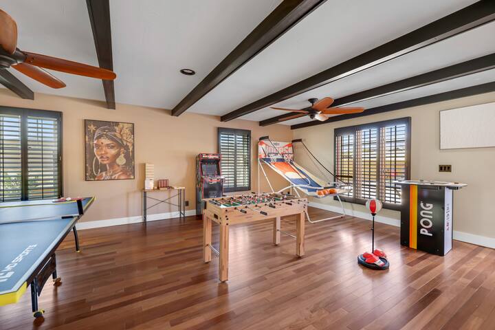 5-STARS 6BR 3.5 BTH BIG YARD Pool & Hot Tub gallery image 3