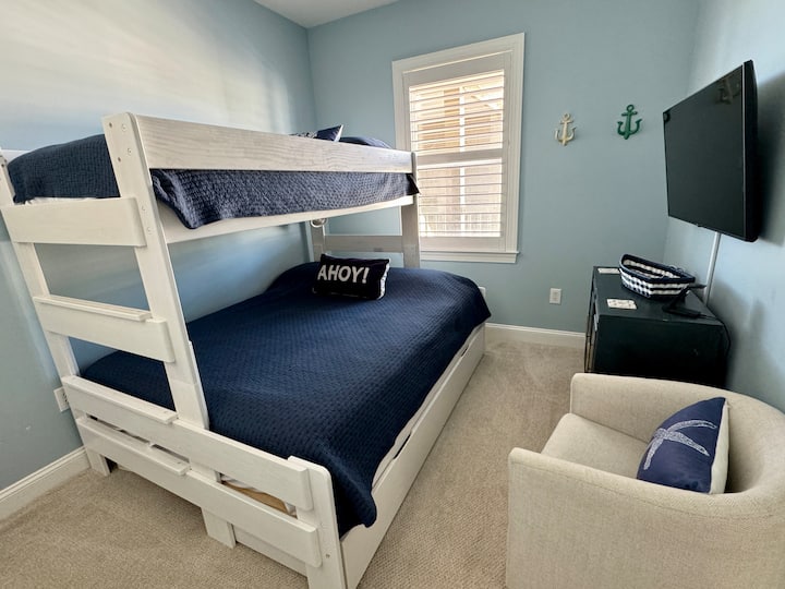 Kreveti XL veličine Twin i krevet na kat veličine Queen. TV s kabelskim programima.