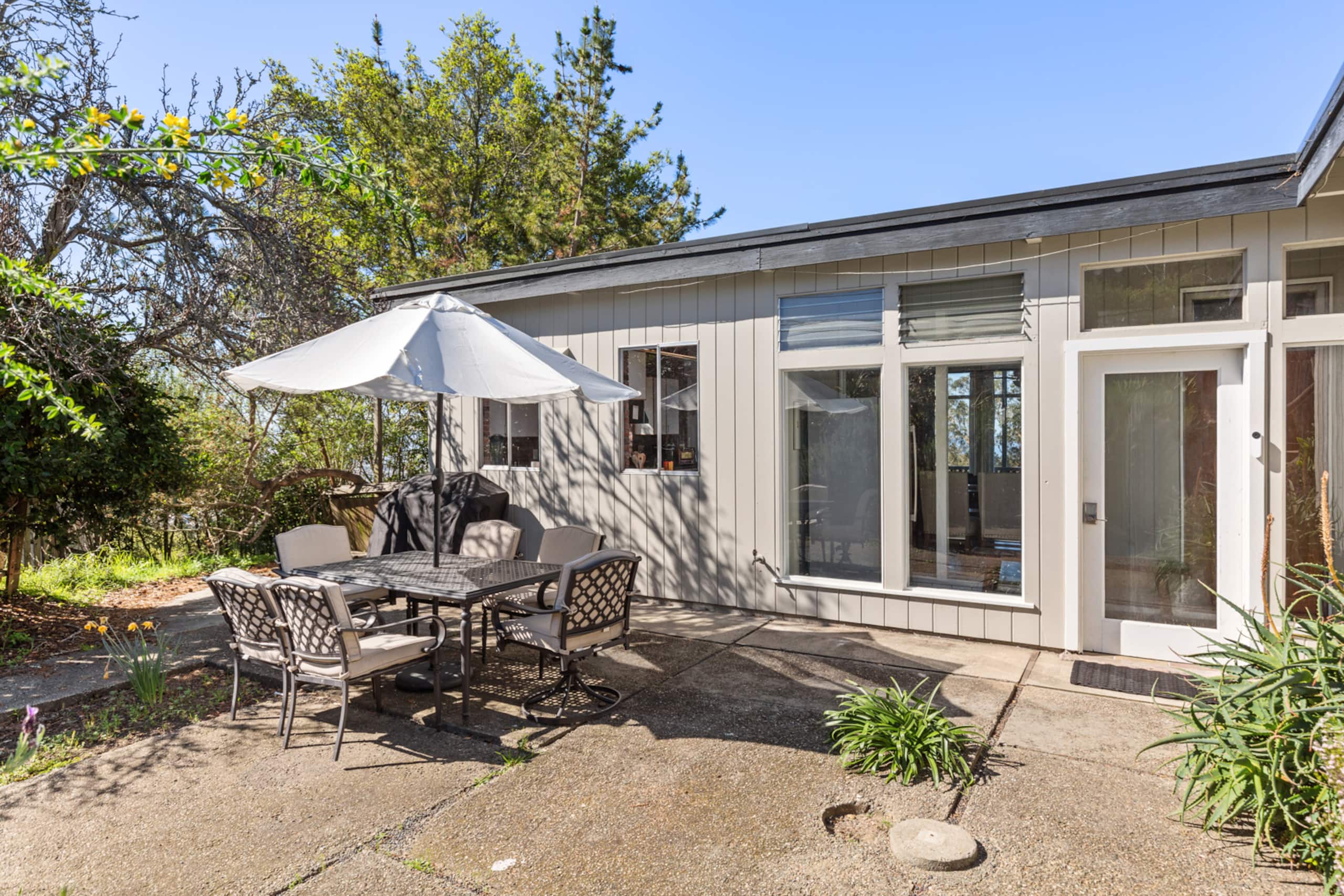 Berkeley Hills Home with Panoramic Bay Views - Photo 18