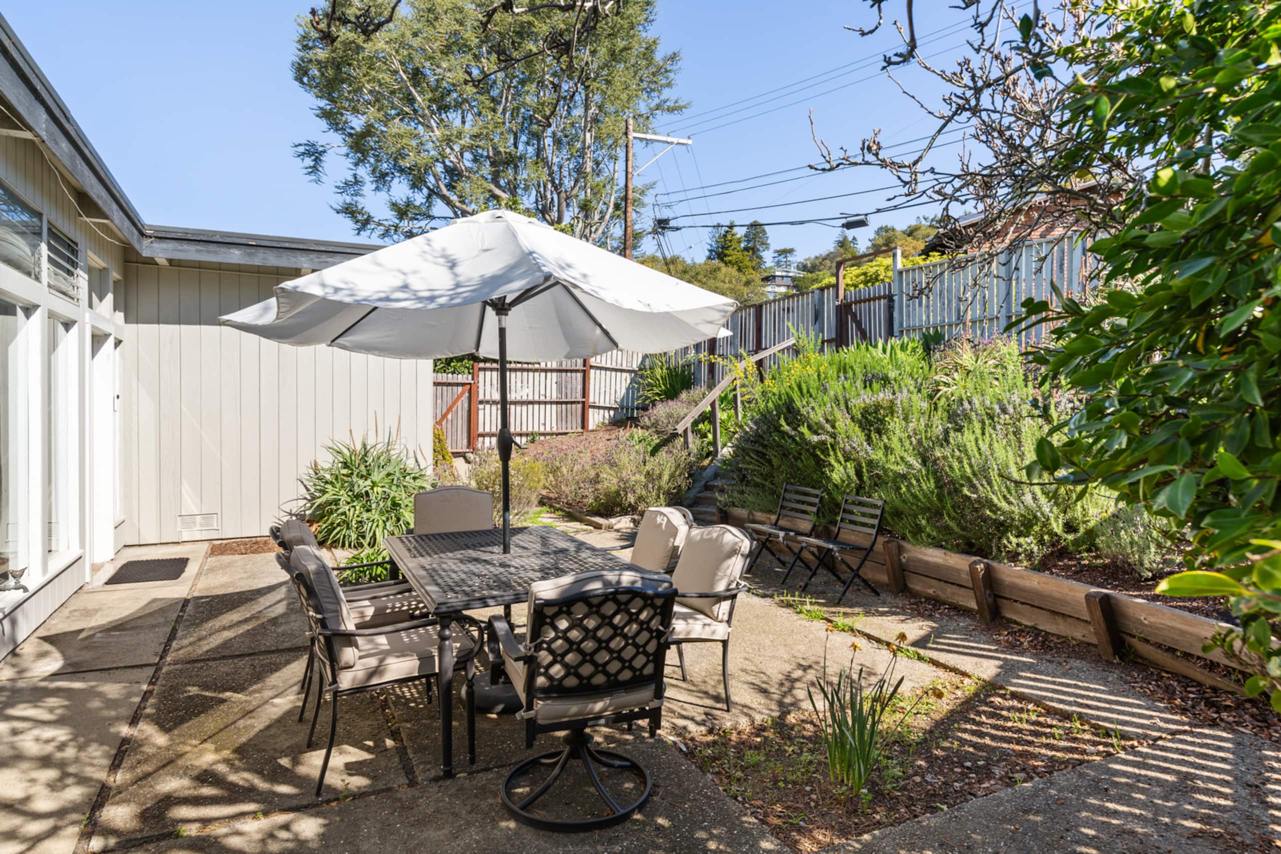 Berkeley Hills Home with Panoramic Bay Views - Photo 17