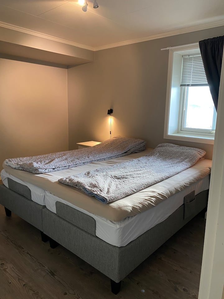 Hapa unaweza kulala vizuri kwenye magodoro mazuri sana ya fremu. 
Mapazia ya Lystette