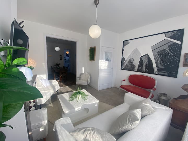 House sleeps 12 - 150 m from the beach