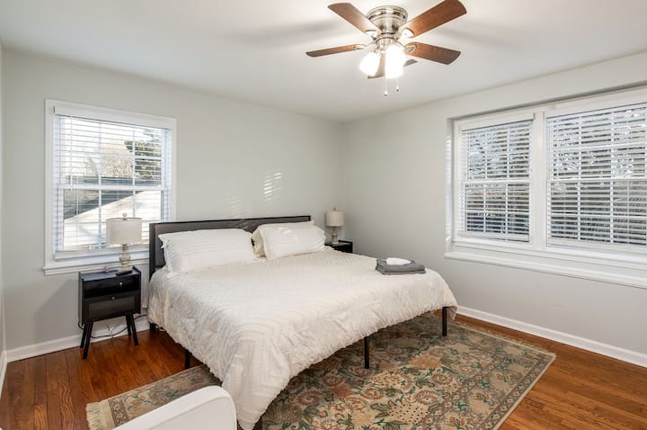 Dormitorio principal en la planta superior con cama King y baño privado 