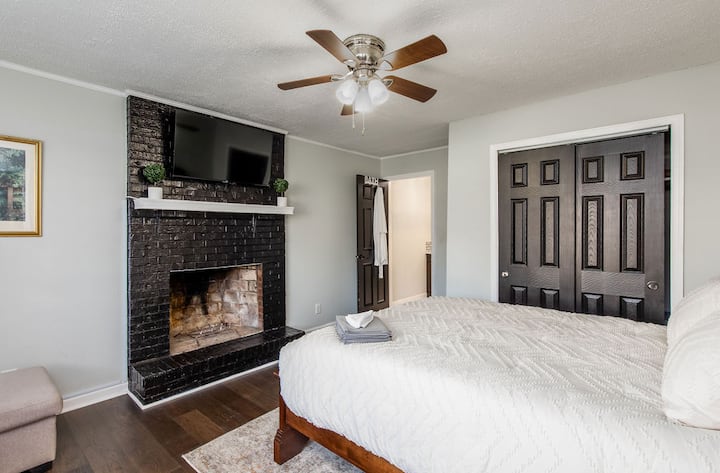 Dormitorio principal en el nivel principal con cama tamaño Queen + sofá cama tamaño Queen 