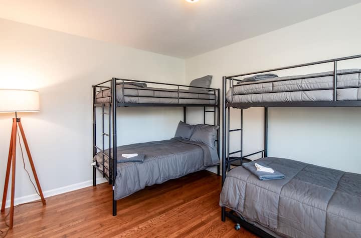 Literas individuales y cama nido en la planta superior (esta habitación tiene capacidad para 5 personas) 