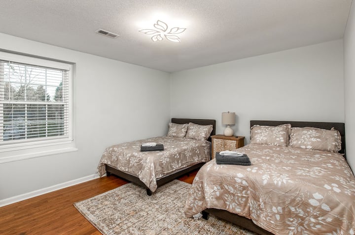 Habitación completa en la planta superior con 2 camas completas (capacidad para 4 personas) 