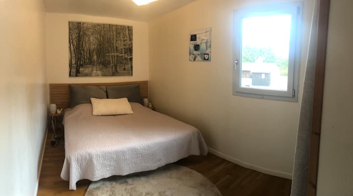 2 elektrické relaxačné postele, ktoré vám umožnia zdvihnúť operadlo a/alebo nohy. 
2 samostatné matrace so šírkou 80, ktoré dokážu vyrobiť 2 samostatné postele alebo veľkú manželskú posteľ so šírkou 160. 