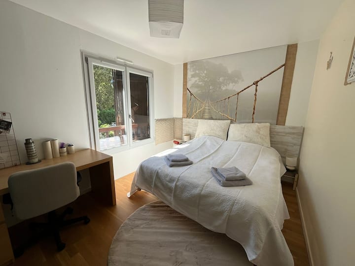 
2 jednolôžka so šírkou 85 lôžok, ktoré sa môžu prilepiť, aby bola manželská posteľ široká 170 (veľmi dobre priliehavá plachta 160) . Stôl, šatníková skriňa.