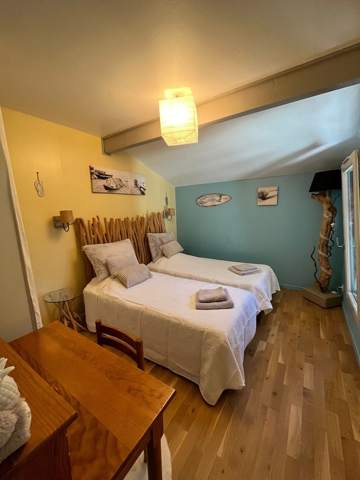 2x jednolôžko vrátane elektrickej relaxačnej postele.
Tieto 2 lôžka sa môžu držať spolu, aby bola manželská posteľ široká 180. Stôl, šatníková skriňa.