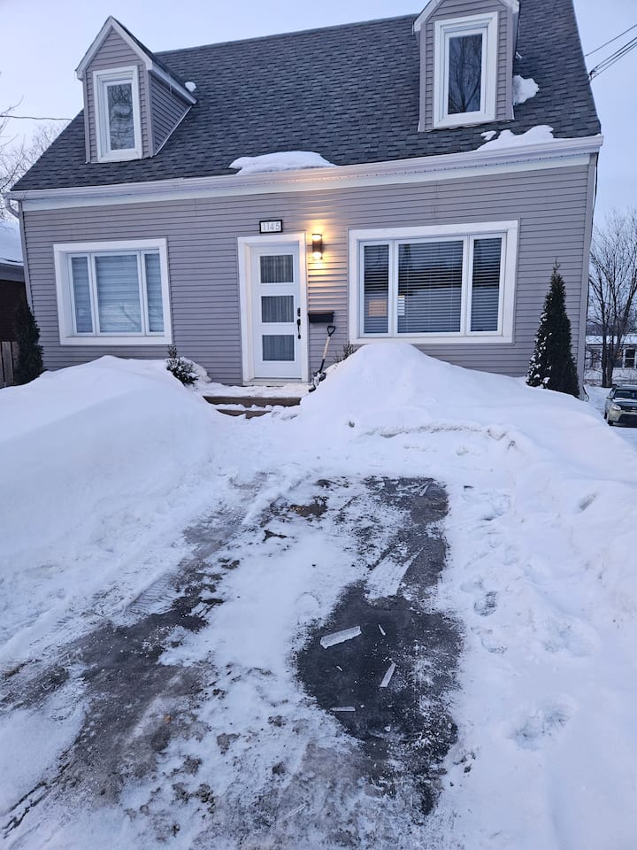Très Grand 3 1/2 Très Bien Situé - Sherbrooke