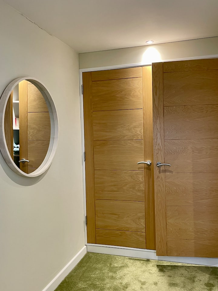 Rangement de chambre avec cintres et étagères