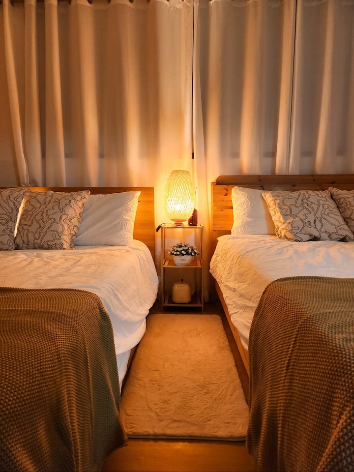 Тоа е голема соба за 4 лица, 4 перници за јорган, 4 перничиња и удобен и удобен простор. ^ ^