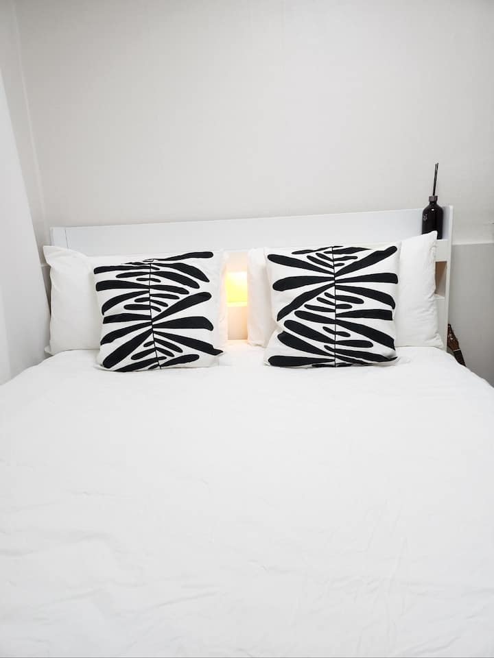 Удобна и непријатна соба со брачен кревет (широк 150-179 см), спијте добро.1 кревет, душек, јорган, перница, 2 перничиња, осветлување, огледало